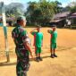 Latih Paskibra SDN 02 Lanjak, Babinsa Bangun Karakter Disiplin Siswa