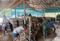 Koramil Jawai Bangun Keakraban Lewat Komsos Bersama Pembuat Batako