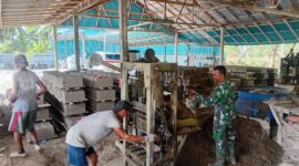 Koramil Jawai Bangun Keakraban Lewat Komsos Bersama Pembuat Batako