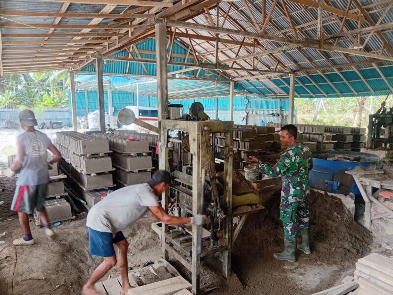 Koramil Jawai Bangun Keakraban Lewat Komsos Bersama Pembuat Batako
