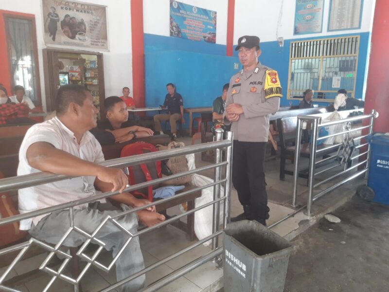 Hadir di Tengah Warga, Polsek Ngabang Gelar Patroli Siang Hari
