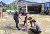 Jaga Kebersihan dan Kekompakan, Kapolsek Menyuke Pimpin Kerja Bakti