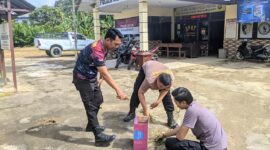 Jaga Kebersihan dan Kekompakan, Kapolsek Menyuke Pimpin Kerja Bakti