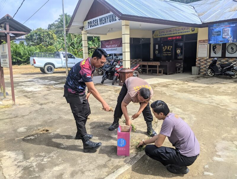 Jaga Kebersihan dan Kekompakan, Kapolsek Menyuke Pimpin Kerja Bakti