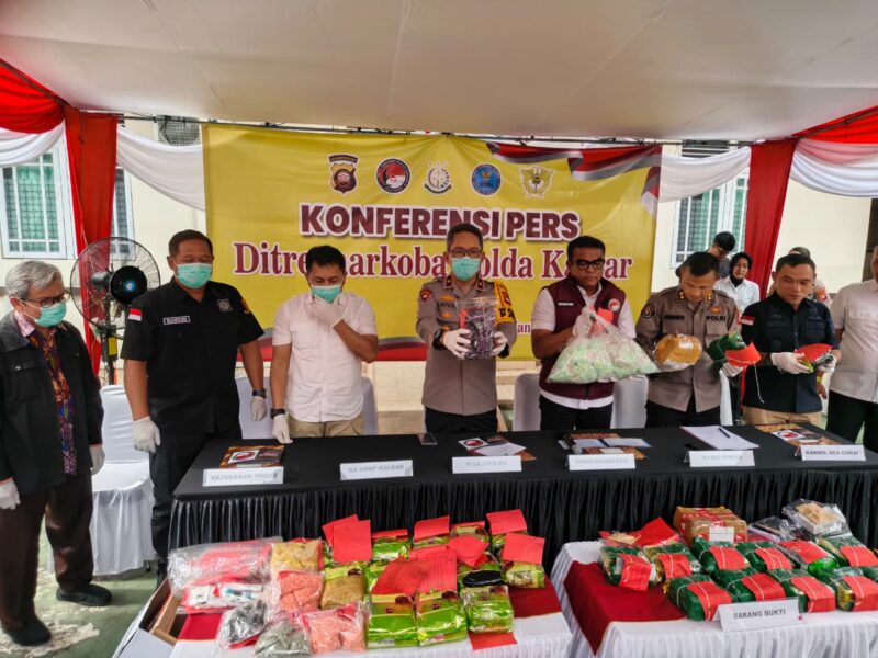Konferensi Pers Polda Kalbar: 19 Tersangka Narkoba Ditangkap, 28 Kg Sabu Dimusnahkan