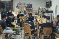 Polsek Sengah Temila Gelar Patroli Malam Dialogis, Polisi Ngopi Bareng Warga