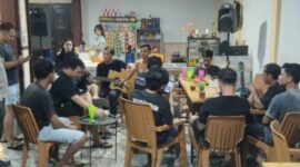 Polsek Sengah Temila Gelar Patroli Malam Dialogis, Polisi Ngopi Bareng Warga