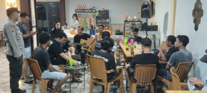 Polsek Sengah Temila Gelar Patroli Malam Dialogis, Polisi Ngopi Bareng Warga