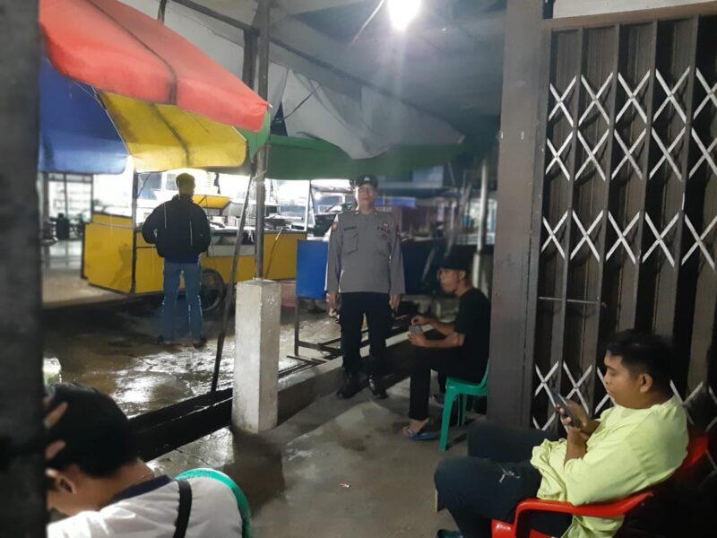 Patroli Malam Polsek Mandor, Polisi Aktif Cegah Kejahatan dan Tingkatkan Keamanan Warga