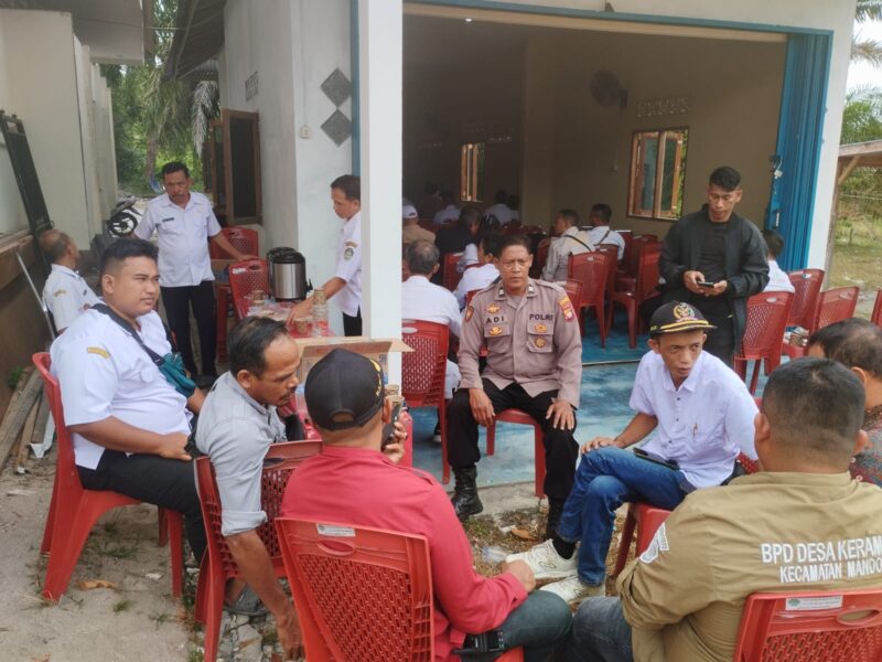 Patroli Siang Polsek Mandor, Polisi Dekatkan Diri dengan Warga dan Tingkatkan Keamanan