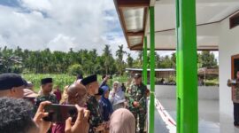 Gotong Royong di Perbatasan Papua, Satgas Yonif 643/Wns Bantu Renovasi Masjid Nur Rahman