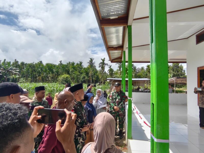 Gotong Royong di Perbatasan Papua, Satgas Yonif 643/Wns Bantu Renovasi Masjid Nur Rahman