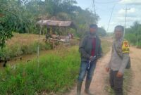 Bhabinkamtibmas Sebangki Sapa Warga di Jalan Desa, Polisi Makin Dekat dengan Masyarakat