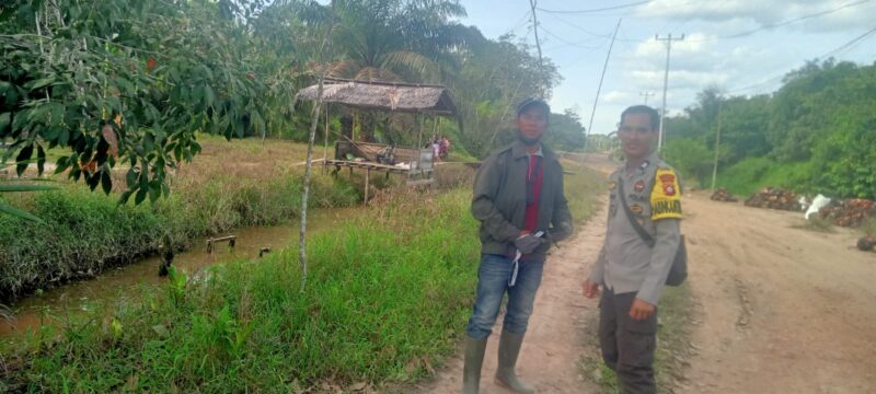 Bhabinkamtibmas Sebangki Sapa Warga di Jalan Desa, Polisi Makin Dekat dengan Masyarakat