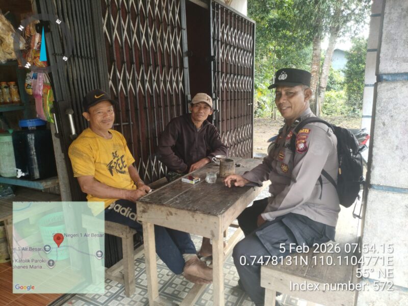 Pendekatan Humanis Polsek Air Besar, Polisi Duduk Bersama Warga