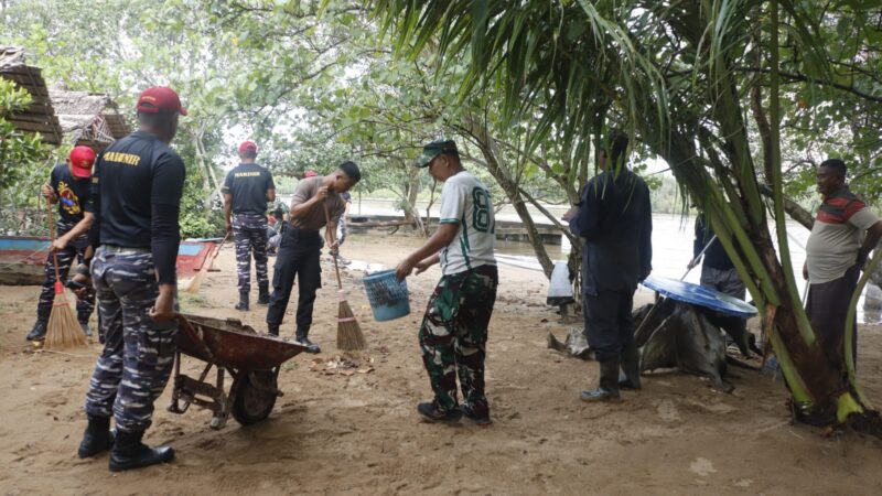 Kodim 1201/Mempawah Laksanakan Gotong Royong Massal di Pantai Keramat Kepiting