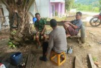 Dialog Santai di Bawah Pohon, Polisi Sebangki Pererat Kedekatan dengan Warga