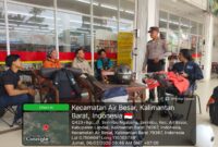 Polisi Air Besar Sambangi Warga yang Beristirahat di Depan Alfamart