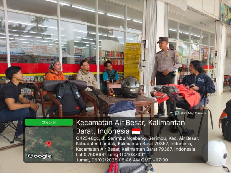 Polisi Air Besar Sambangi Warga yang Beristirahat di Depan Alfamart