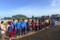 Jaga Pesisir Sambas, Koramil Pemangkat Bersinergi Bersihkan Pantai Sinam