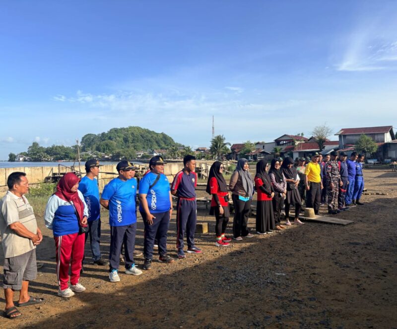 Jaga Pesisir Sambas, Koramil Pemangkat Bersinergi Bersihkan Pantai Sinam