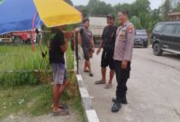 Dekat dengan Masyarakat, Patroli Siang Polsek Mandor Diisi Dialog Humanis