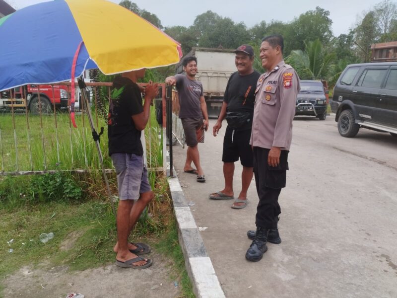 Dekat dengan Masyarakat, Patroli Siang Polsek Mandor Diisi Dialog Humanis