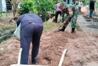 Kebersamaan Babinsa dan Warga Sambas Wujudkan Akses Jalan Gang yang Lebih Baik