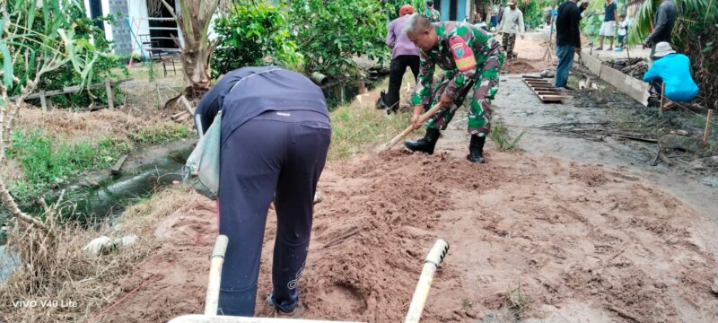 Kebersamaan Babinsa dan Warga Sambas Wujudkan Akses Jalan Gang yang Lebih Baik
