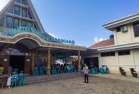 Personel Polsek Mempawah Hulu Kawal Ibadah Misa Demi Kenyamanan Jemaat