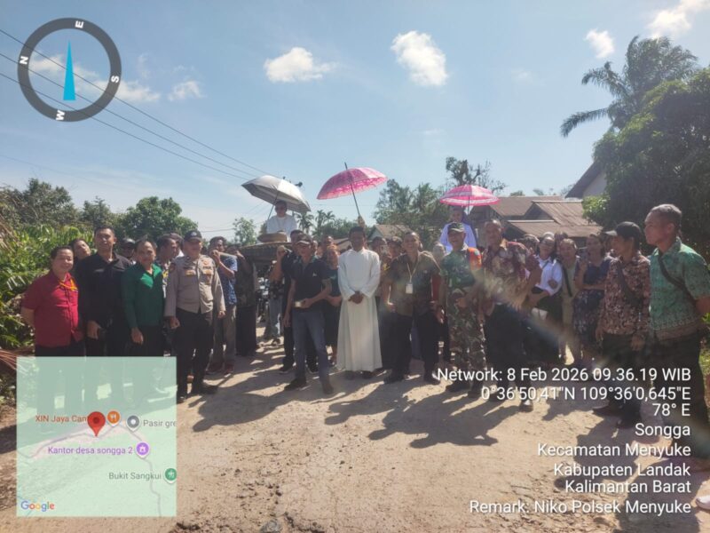 Samapta Polsek Menyuke Pastikan Misa Perdana Berjalan Aman dan Lancar