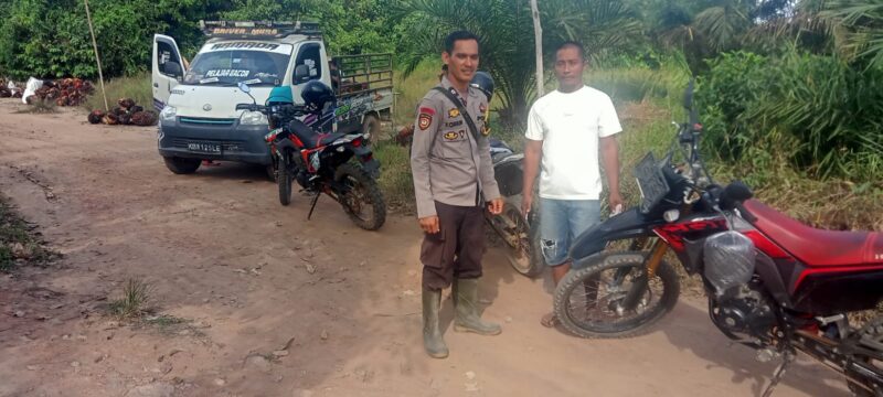 Di Bawah Terik Matahari, Polisi Sebangki Tetap Patroli dan Sambangi Warga