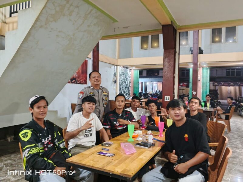 Patroli Malam Polsek Sengah Temila Berubah Jadi Silaturahmi dengan Pemuda