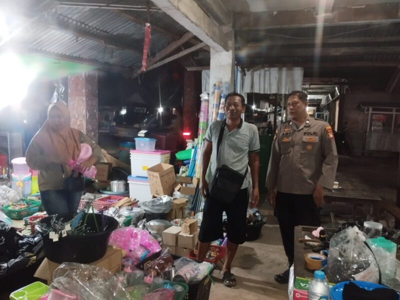 Patroli Malam Polisi Mandor Jaga Keamanan Aktivitas Pedagang