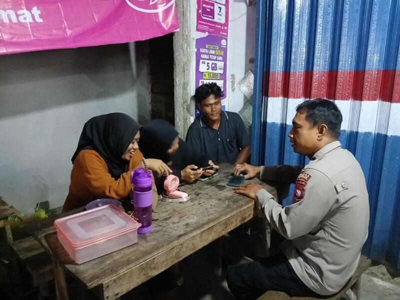 Dekat dengan Masyarakat, Polisi Mandor Lakukan Patroli Dialogis