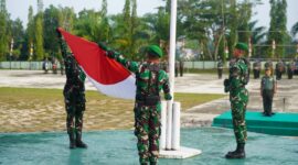 Prajurit Korem 121/Abw Ikuti Upacara Bendera Penuh Khidmat di Sintang