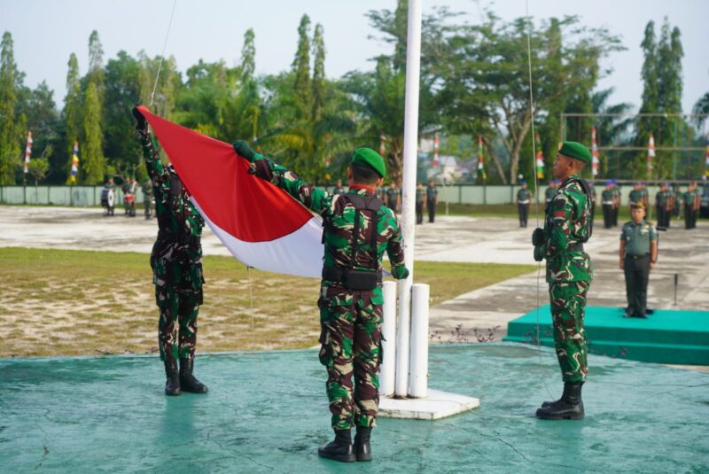 Prajurit Korem 121/Abw Ikuti Upacara Bendera Penuh Khidmat di Sintang