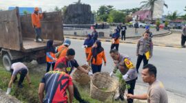 Aksi Bersih Sampah Tugu Juang II, Kapolres Melawi Pimpin Gerakan Indonesia Asri
