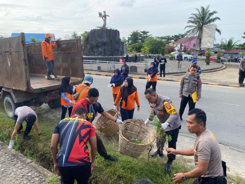 Aksi Bersih Sampah Tugu Juang II, Kapolres Melawi Pimpin Gerakan Indonesia Asri