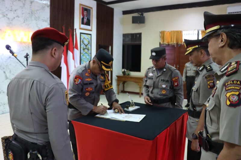 Mutasi Jabatan Kabag Log Polres Melawi, Kapolres Beri Arahan Teladan bagi Pejabat Baru