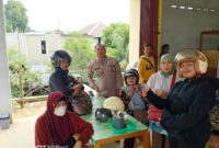 Polisi Sengah Temila Gelar Patroli Siang, Ibu-Ibu Diingatkan Keselamatan Berkendara