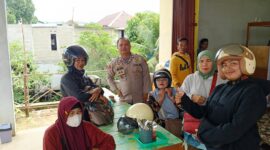 Polisi Sengah Temila Gelar Patroli Siang, Ibu-Ibu Diingatkan Keselamatan Berkendara