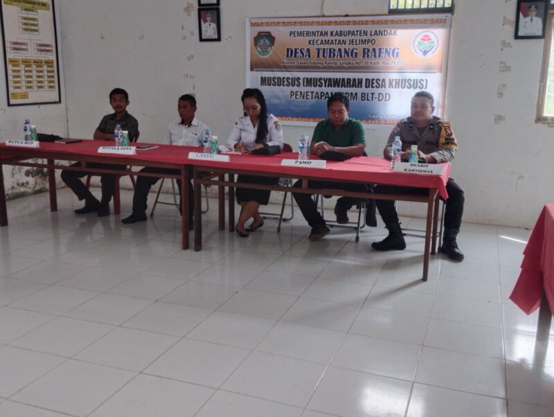 Bhabinkamtibmas Hadiri Musdesus Penetapan 27 KPM BLT-DD Desa Tubang Raeng