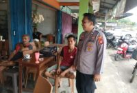 Asyik Minum Es, Warga Disambangi Polisi: Patroli Dialogis Waspadai Hoaks dan Penipuan