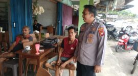 Asyik Minum Es, Warga Disambangi Polisi: Patroli Dialogis Waspadai Hoaks dan Penipuan