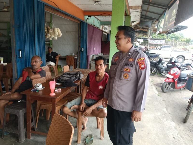 Asyik Minum Es, Warga Disambangi Polisi: Patroli Dialogis Waspadai Hoaks dan Penipuan
