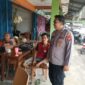 Asyik Minum Es, Warga Disambangi Polisi: Patroli Dialogis Waspadai Hoaks dan Penipuan