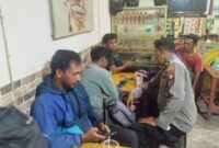 Patroli Malam Polsek Mandor: Polisi Sapa Warga, Tingkatkan Keamanan Lingkungan