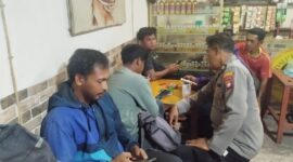 Patroli Malam Polsek Mandor: Polisi Sapa Warga, Tingkatkan Keamanan Lingkungan