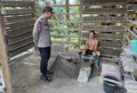 Patroli Siang Polsek Mandor Sambangi Pembuat Batako, Perkuat Keamanan Lewat Dialog Humanis
